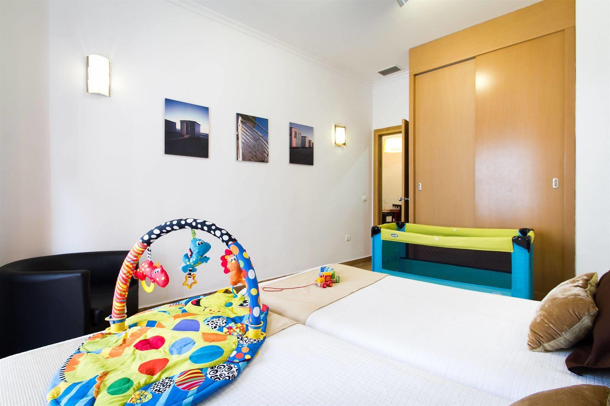 Living Valencia Apartments - Merced Bagian luar foto