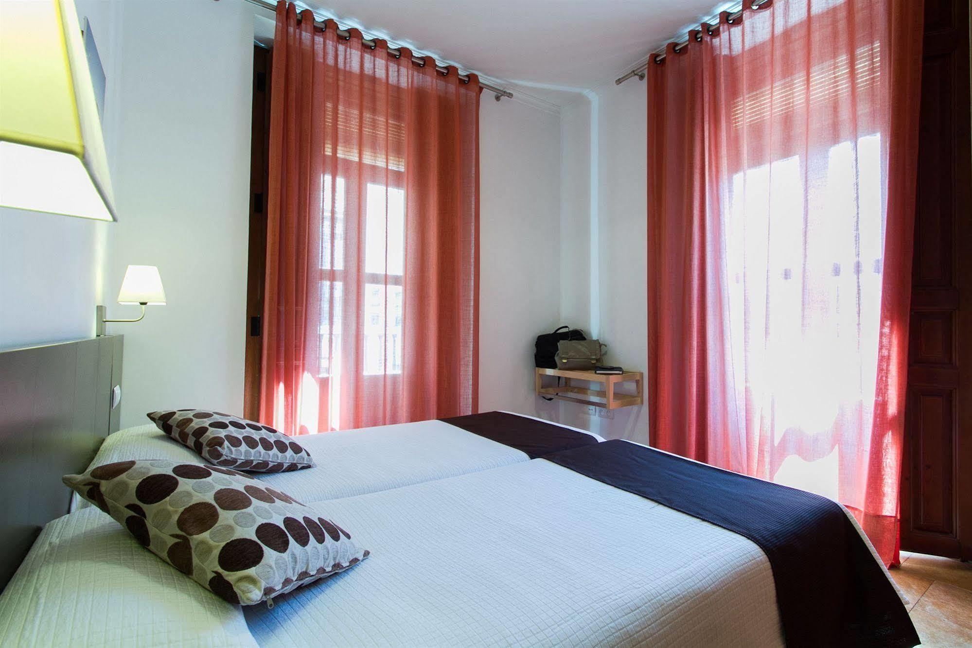 Living Valencia Apartments - Merced Bagian luar foto